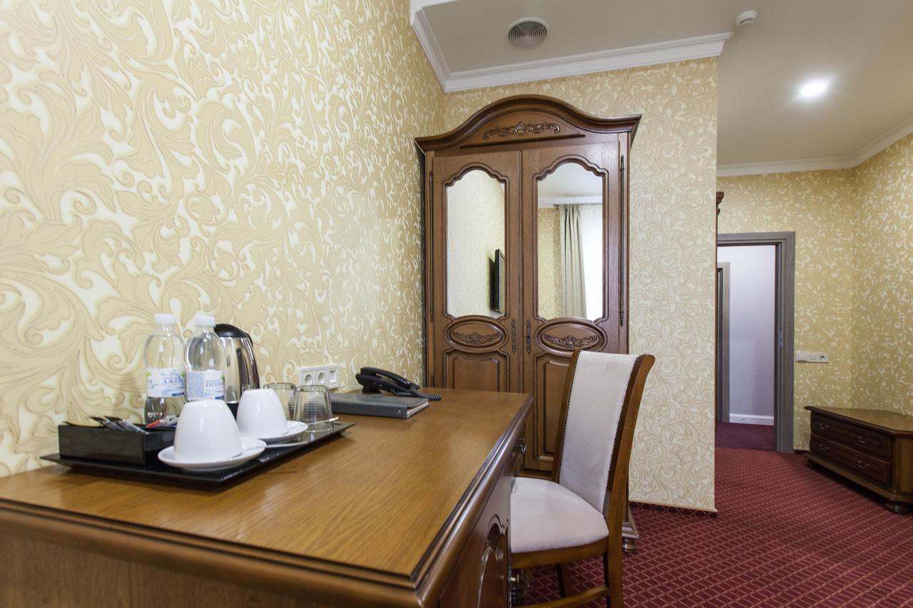 West Park Hotel Sofiivska Borshchahivka ภายนอก รูปภาพ