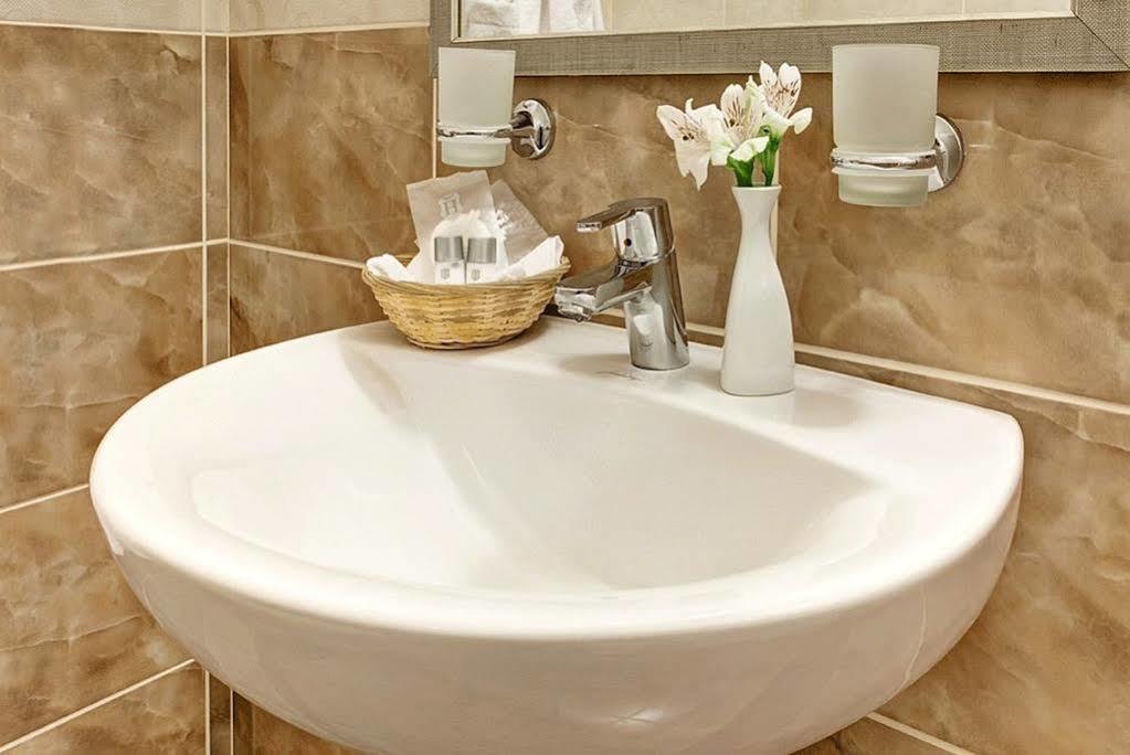West Park Hotel Sofiivska Borshchahivka ภายนอก รูปภาพ