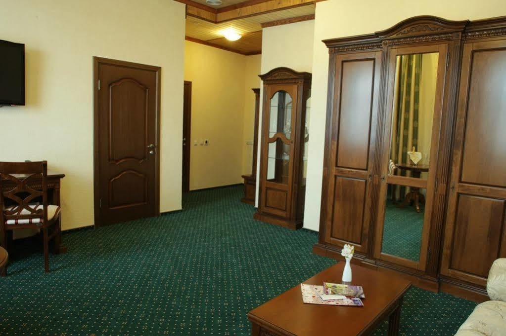 West Park Hotel Sofiivska Borshchahivka ภายนอก รูปภาพ