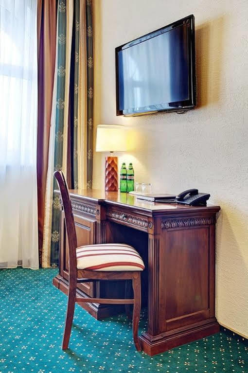 West Park Hotel Sofiivska Borshchahivka ภายนอก รูปภาพ