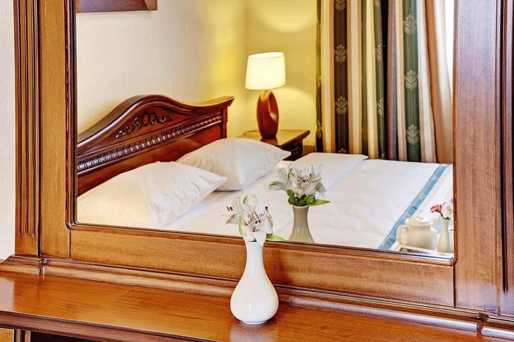 West Park Hotel Sofiivska Borshchahivka ภายนอก รูปภาพ